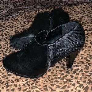 Whitemt. Booties size 10! Cutie!